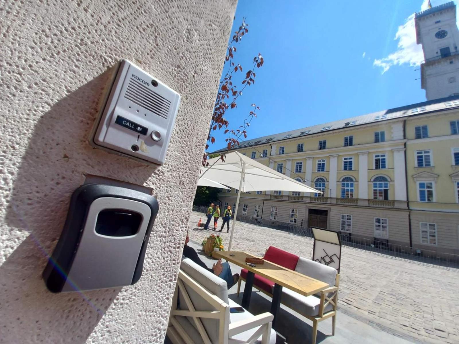 Peaceful Studio On Rynok Square Lviv Exterior foto